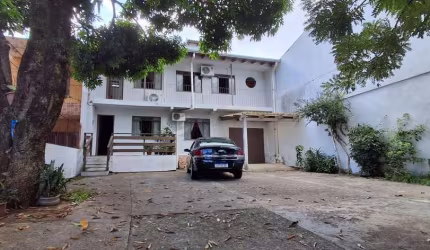 Casa ampla de 2 pavimentos com 4 dormitórios, 1 suite e 4 vagas no bairro Santa Tereza!