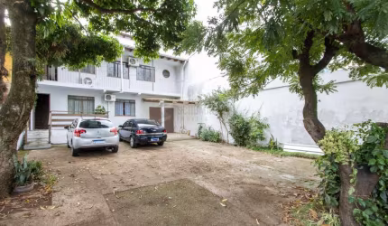 Casa ampla de 2 pavimentos com 4 dormitórios, 1 suite e 4 vagas no bairro Santa Tereza!