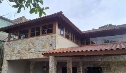 Casa em Porto Alegre, no bairro Vila Nova, com 4 dormitório(s), e 4 banheiros, à venda.