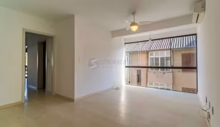 Apartamento com 3 dormitórios e 1 vaga de garagem no bairro Azenha.