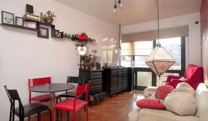 Apartamento semi mobiliado com 2 dormitórios na Sofia Veloso.