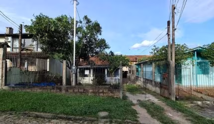 Casa no Bairro Hípica, com terreno de 10 metros de frente por 33 metros de fundos, totalizando 330m².