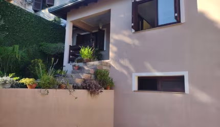 Casa com 4 quartos, suíte, piscina, lareira, churrasqueira em um terreno de 616m².