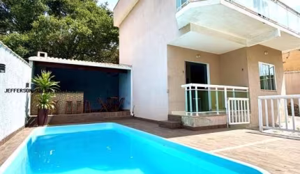 Cabo Frio: Casa Duplex Mobiliada 2 Suítes com Piscina e Churrasqueira