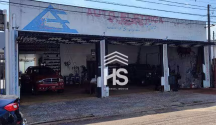 Barracão comercial, com residência nos fundos, piscina e excelente localização.