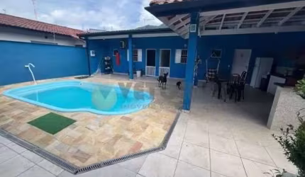 CASA TERREA EM SÃO SEBASTIÃO COM 05 DORMITÓRIOSE PISCINA, 200 METROS DA PRAIA