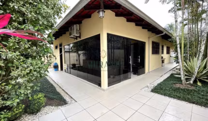 Casa plana com 3 dormitórios à venda, 161 m² por R$ R$ 850.000,00 – Bom Retiro - Joinville/SC.