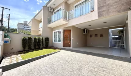 Sobrado com 3 dormitórios à venda, 138m² por R$ R$ 890.000,00 – Santo Antônio - Joinville/SC.