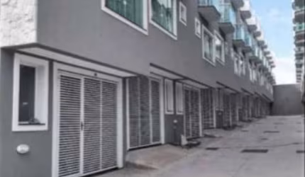 sobrado em condominio na região da penha com lavabo e churrasqueira.