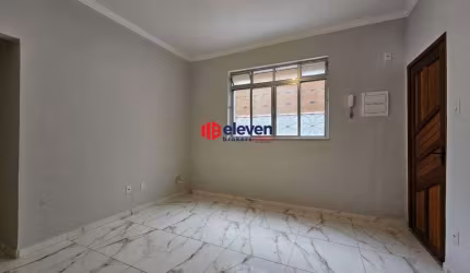 Apartamento térreo à venda, reformado, no Estuário, em Santos-SP
