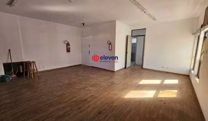 Conjunto comercial, 160m², bem localizado, 1 vaga na garagem.