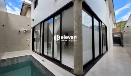 Casa térrea nova no Marapé com 3 dormitórios, área gourmet e piscina.