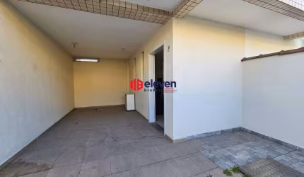 Casa triplex, 2 suites, 02 vagas de garagem, para alugar em Santos-SP