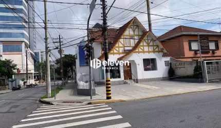 Casa Estilo Europeu na Aparecida — A 1 Quadra do Praiamar e 2 da Praia | 256m² | 3 Vagas | Versátil e Comercial
