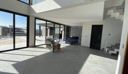 Casa em condomínio fechado com 4 suítes.