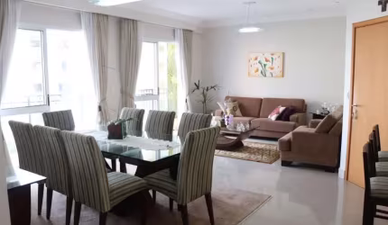 espetacular apartamento de 220 m² oferece uma experiência de vida excepcional, combinando sofisticação, conforto e conveniência.