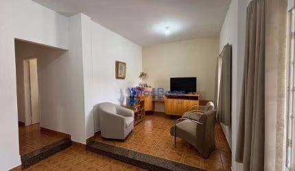 Excelente Casa Térrea, com 3 Dormitórios sendo 1 suíte, com Edícula e 4 Vagas de Garagem