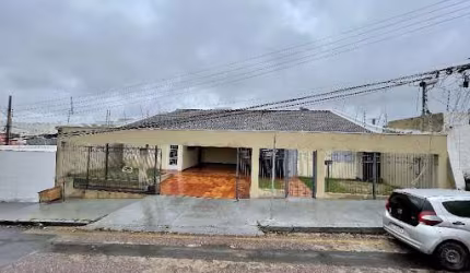 Casa comercial/residencial. 4 quartos, 04 vagas de garagem, em bairro nobre.