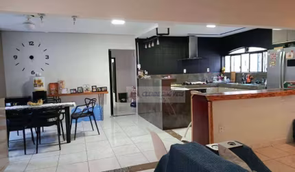 Casa Térrea Residencial/ Comercial  a Venda R$ 650.000,00 Bairro: Pico do Amor em Cuiabá-MT