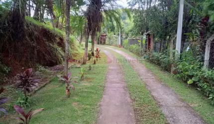 Sitio com casa e piscina