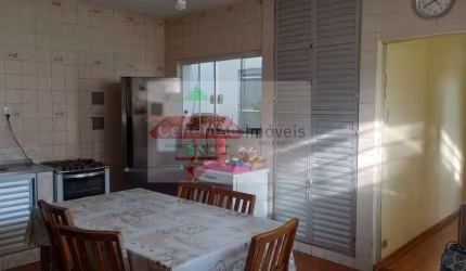 Casa, com 04 dormitórios, na região Central, Taubaté/SP