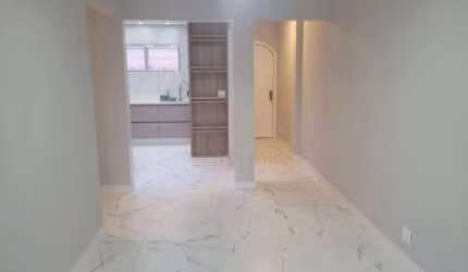 Apartamento reformado de 2 dormitórios a venda em Praia Grande!