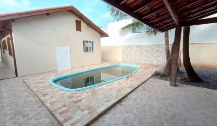 Casa com 3 quartos reformada e com piscina à venda em Praia Grande!