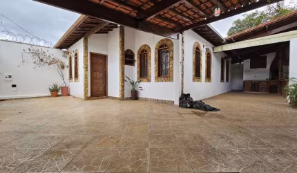 CASA LINEAR | 3 QUARTOS | 2 VAGAS - BAIRRO SANTA AMÉLIA - R$ 799.000,00