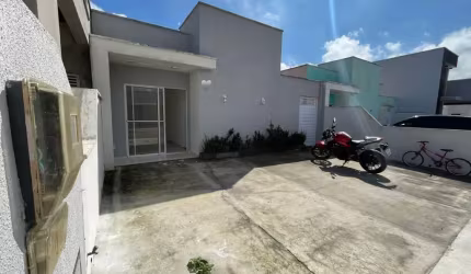 Alugo casa com 3 quartos em condomínio no Sim.