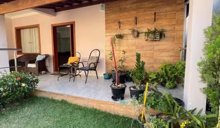 Linda casa na parte baixa do Bairro Ideal