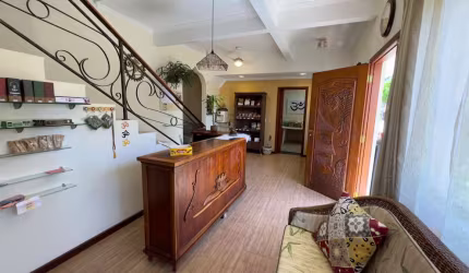 Magnífica Casa Comercial à Venda na Trindade