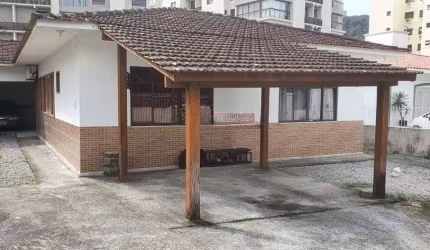 CASA COM AMPLO TERRENO