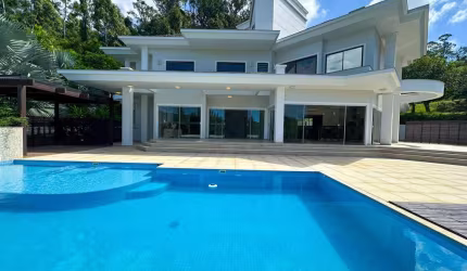 Casa de Condomínio com 5 Quartos e 8 banheiros