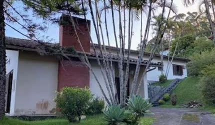 AMPLA CASA EM CONDOMINIO FECHADO/BOA PARA REFORMA