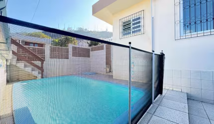Casa ampla de esquina com piscina na Trindade