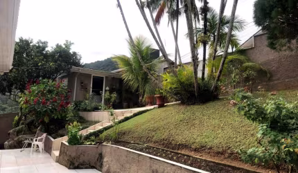 Casa com Quintal, Piscina e Horta no Itacorubi