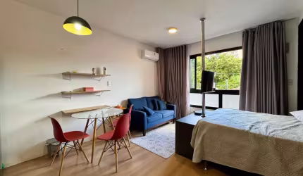 Studio aconchegante, semimobiliado e com garagem