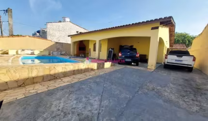 Casa térrea com 3 dormitórios e piscina a 200 metros da Praia Martim de Sá em Caraguatatuba/SP à venda
