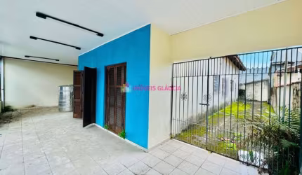 Casa térrea comercial no Jardim Primavera em Caraguatatuba/SP à venda