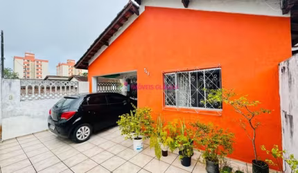 3 casas em um terreno de 561m2 a 1 quadra da praia do Camaroeiro em Caraguatatuba/SP à venda