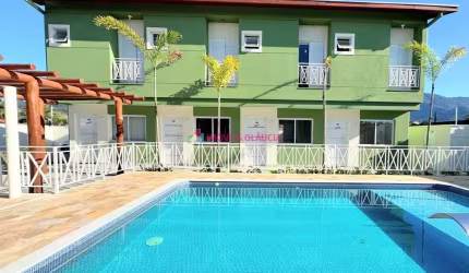 Sobrado novo em condomínio com 2 suítes a 450 metros da Praia do Capricórnio, com 71m2, em Caraguatatuba/SP à venda aceita financiamento