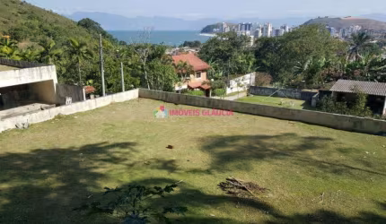 Área com 630m² com vista para o mar
