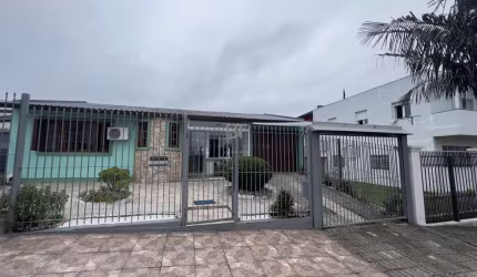 CASA COM PISCINA NO BAIRRO SANTA LÚCIA