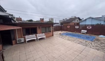 CASA COM PISCINA NO BAIRRO SANTA LÚCIA