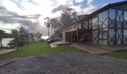 CASA  DE 4 QUARTOS A VENDA COM A MELHOR VISTA DA BAIA DA BABITONGA - S. FRANCISCO DO SUL
