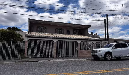 Casa com 3 Quartos e 3 banheiros à Venda, 220 m² por R$ 1.100.000