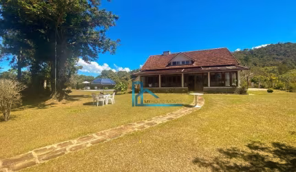 Casa com terreno plano de 1350 m², 4 dormts.(1 suíte) e lazer privativo - 15 minutos do centro de Teresópolis.