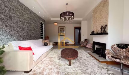 Casa em condomínio com 5 suítes e lazer privativo a poucos minutos do centro de Terespolis