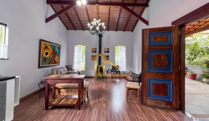 Casa linear com duas suítes dentro de condomínio em Teresópolis