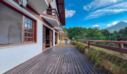 Casa à venda em Teresópolis, com cara de sítio, mais de 3.000m² de terreno e 4 suítes